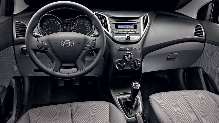 Painel de duas tonalidades e bancos cinza são exclusivos do 1.6 Premium | <a href="https://preprod.quatrorodas.abril.com.br/carros/comparativos/hyundai-hb20-1-0-x-1-6-725959.shtml" rel="migration">Leia mais</a>
