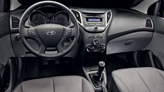 Painel de duas tonalidades e bancos cinza são exclusivos do 1.6 Premium | <a href="https://preprod.quatrorodas.abril.com.br/carros/comparativos/hyundai-hb20-1-0-x-1-6-725959.shtml" rel="migration">Leia mais</a> Painel de duas tonalidades e bancos cinza são exclusivos do 1.6 Premium | <a href="https://preprod.quatrorodas.abril.com.br/carros/comparativos/hyundai-hb20-1-0-x-1-6-725959.shtml" rel="migration">Leia mais</a>