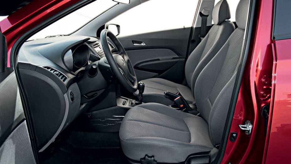 Banco com ajuste de altura é de série em todos os modelos | <a href="https://preprod.quatrorodas.abril.com.br/carros/comparativos/hyundai-hb20-1-0-x-1-6-725959.shtml" rel="migration">Leia mais</a>