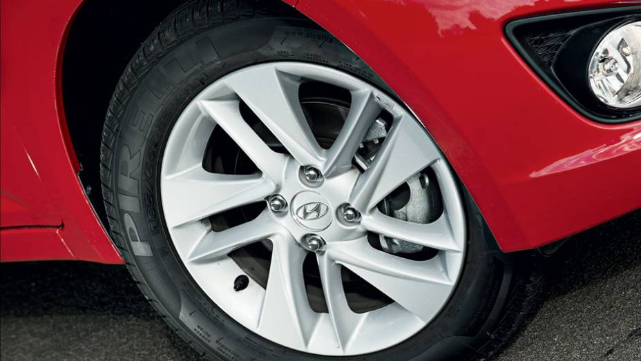 Versão Premium tem rodas aro 15 | <a href="https://preprod.quatrorodas.abril.com.br/carros/comparativos/hyundai-hb20-1-0-x-1-6-725959.shtml" rel="migration">Leia mais</a>