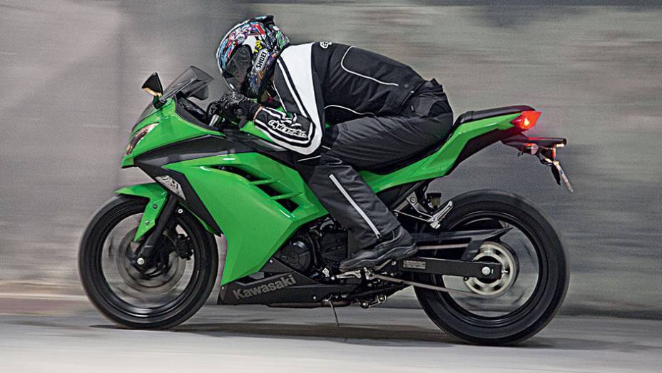 A carenagem é baixa, mas permite abrigo aerodinâmico | <a href="https://preprod.quatrorodas.abril.com.br/moto/testes/kawasaki-ninja-300-x-honda-cbr-250r-741248.shtml" rel="migration">Leia mais</a>