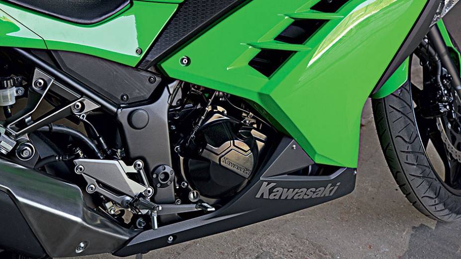 Novo bicilíndrico encoberto pela carenagem | <a href="https://preprod.quatrorodas.abril.com.br/moto/testes/kawasaki-ninja-300-x-honda-cbr-250r-741248.shtml" rel="migration">Leia mais</a>