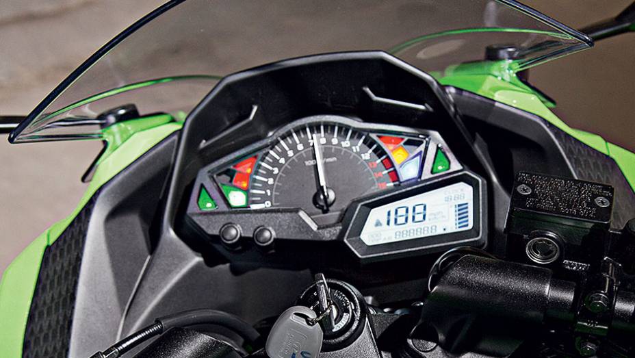 Painel novo na versão de 300 cc, com desenho moderno e boa lei | <a href="https://preprod.quatrorodas.abril.com.br/moto/testes/kawasaki-ninja-300-x-honda-cbr-250r-741248.shtml" rel="migration">Leia mais</a>