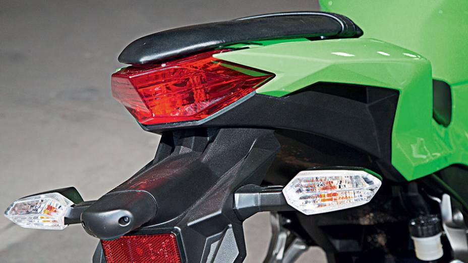 A Ninja não traz alças para amarrar bagagens | <a href="https://preprod.quatrorodas.abril.com.br/moto/testes/kawasaki-ninja-300-x-honda-cbr-250r-741248.shtml" rel="migration">Leia mais</a>