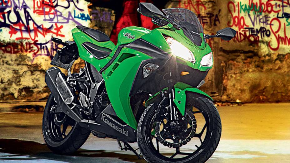 Novo visual ficou mais agressivo e encorpou a moto | <a href="https://preprod.quatrorodas.abril.com.br/moto/testes/kawasaki-ninja-300-x-honda-cbr-250r-741248.shtml" rel="migration">Leia mais</a>