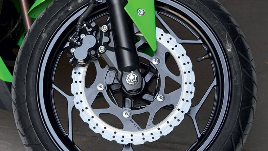 Disco wave e roda preta mais sofisticada | <a href="https://preprod.quatrorodas.abril.com.br/moto/testes/kawasaki-ninja-300-x-honda-cbr-250r-741248.shtml" rel="migration">Leia mais</a>