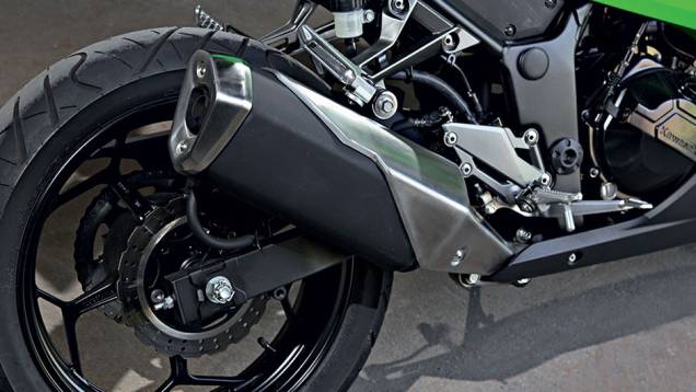 Ponteira tem seção em formato de escudo | <a href="https://preprod.quatrorodas.abril.com.br/moto/testes/kawasaki-ninja-300-x-honda-cbr-250r-741248.shtml" rel="migration">Leia mais</a> Ponteira tem seção em formato de escudo | <a href="https://preprod.quatrorodas.abril.com.br/moto/testes/kawasaki-ninja-300-x-honda-cbr-250r-741248.shtml" rel="migration">Leia mais</a>
