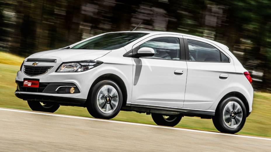 Vincos reforçam a imagem de robustez na lateral | <a href="https://preprod.quatrorodas.abril.com.br/carros/testes/chevrolet-onix-725300.shtml" rel="migration">Leia mais</a>