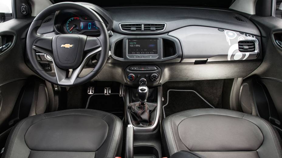 Design e ergonomia se destacam, mas os materiais ainda podem evoluir. Tela multimídia é restrita às versões LT e LTZ. Na top, é item de série | <a href="https://preprod.quatrorodas.abril.com.br/carros/testes/chevrolet-onix-725300" rel="migration"></a> Design e ergonomia se destacam, mas os materiais ainda podem evoluir. Tela multimídia é restrita às versões LT e LTZ. Na top, é item de série | <a href="https://preprod.quatrorodas.abril.com.br/carros/testes/chevrolet-onix-725300" rel="migration"></a>