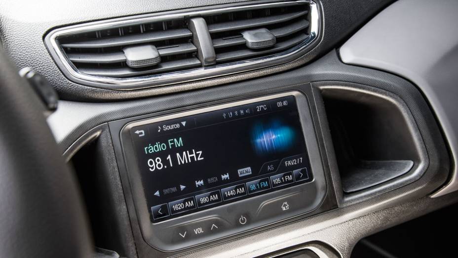 MyLink é uma central de customização e entretenimento | <a href="https://preprod.quatrorodas.abril.com.br/carros/testes/chevrolet-onix-725300.shtml" rel="migration">Leia mais</a> MyLink é uma central de customização e entretenimento | <a href="https://preprod.quatrorodas.abril.com.br/carros/testes/chevrolet-onix-725300.shtml" rel="migration">Leia mais</a>