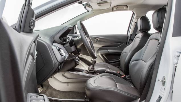 Versão LTZ tem direção e bancos ajustáveis em altura. Couro é opcional | <a href="https://preprod.quatrorodas.abril.com.br/carros/testes/chevrolet-onix-725300.shtml" rel="migration">Leia mais</a> Versão LTZ tem direção e bancos ajustáveis em altura. Couro é opcional | <a href="https://preprod.quatrorodas.abril.com.br/carros/testes/chevrolet-onix-725300.shtml" rel="migration">Leia mais</a>