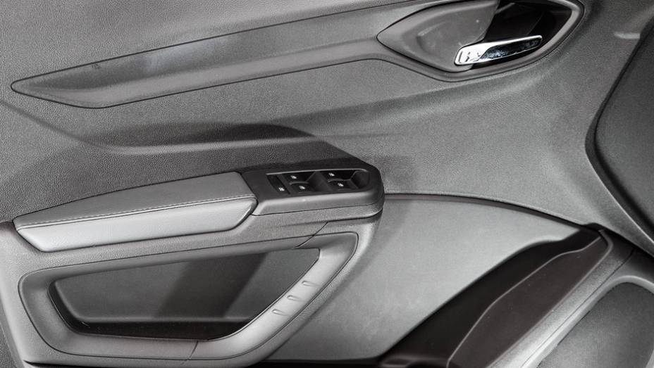 Puxador belo, mas pouco ergonômico | <a href="https://preprod.quatrorodas.abril.com.br/carros/testes/chevrolet-onix-725300.shtml" rel="migration">Leia mais</a>