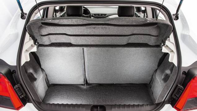 Porta-malas comporta 280 litros e conta com bancos rebatíveis em duas partes | <a href="https://preprod.quatrorodas.abril.com.br/carros/testes/chevrolet-onix-725300.shtml" rel="migration">Leia mais</a> Porta-malas comporta 280 litros e conta com bancos rebatíveis em duas partes | <a href="https://preprod.quatrorodas.abril.com.br/carros/testes/chevrolet-onix-725300.shtml" rel="migration">Leia mais</a>