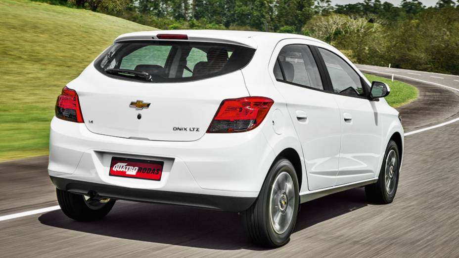 Traseira tem forte semelhança com o Gol no contorno das lanternas | <a href="https://preprod.quatrorodas.abril.com.br/carros/testes/chevrolet-onix-725300.shtml" rel="migration">Leia mais</a>