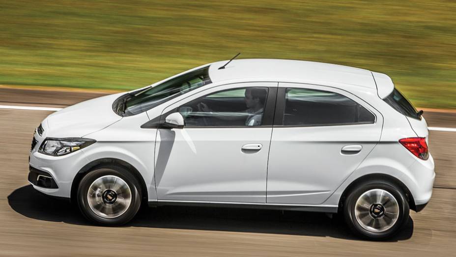 Silhueta é mais proporcional que a do Agile | <a href="https://preprod.quatrorodas.abril.com.br/carros/testes/chevrolet-onix-725300.shtml" rel="migration">Leia mais</a>