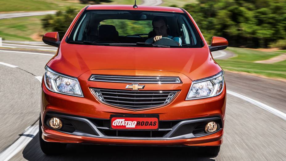 ... e coluna de direção ajustável em altura. O sistema multimídia é opcional | <a href="https://preprod.quatrorodas.abril.com.br/carros/testes/chevrolet-onix-725300.shtml" rel="migration">Leia mais</a>