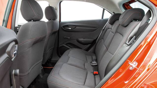 Versão de entrada vem com calotas e rodas de aço | <a href="https://preprod.quatrorodas.abril.com.br/carros/testes/chevrolet-onix-725300.shtml" rel="migration">Leia mais</a> Versão de entrada vem com calotas e rodas de aço | <a href="https://preprod.quatrorodas.abril.com.br/carros/testes/chevrolet-onix-725300.shtml" rel="migration">Leia mais</a>