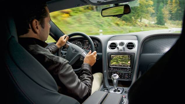 Painel é quase o mesmo, com leve alteração nos comandos de som e ar | <a href="https://preprod.quatrorodas.abril.com.br/carros/impressoes/bentley-continental-gt-speed-725615.shtml" rel="migration">Leia mais</a> Painel é quase o mesmo, com leve alteração nos comandos de som e ar | <a href="https://preprod.quatrorodas.abril.com.br/carros/impressoes/bentley-continental-gt-speed-725615.shtml" rel="migration">Leia mais</a>