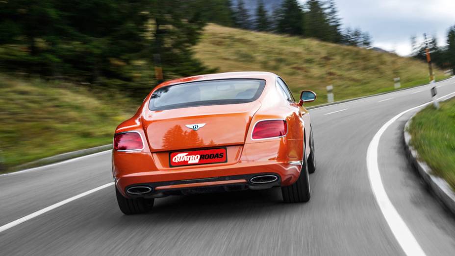 O para-choque ganhou um nicho para acomodar a placa | <a href="https://preprod.quatrorodas.abril.com.br/carros/impressoes/bentley-continental-gt-speed-725615.shtml" rel="migration">Leia mais</a>