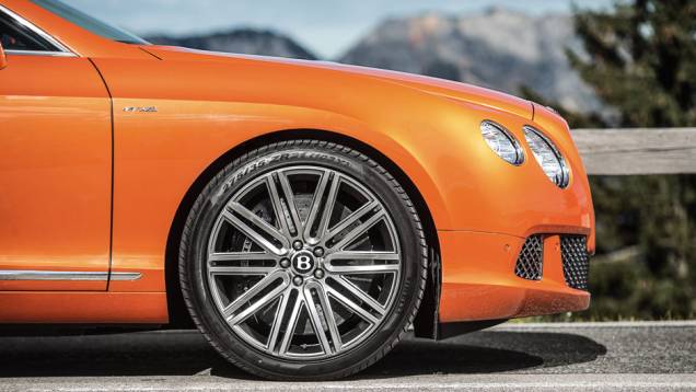As rodas ficaram maiores (aro 21) e têm desenho exclusivo | <a href="https://preprod.quatrorodas.abril.com.br/carros/impressoes/bentley-continental-gt-speed-725615.shtml" rel="migration">Leia mais</a> As rodas ficaram maiores (aro 21) e têm desenho exclusivo | <a href="https://preprod.quatrorodas.abril.com.br/carros/impressoes/bentley-continental-gt-speed-725615.shtml" rel="migration">Leia mais</a>