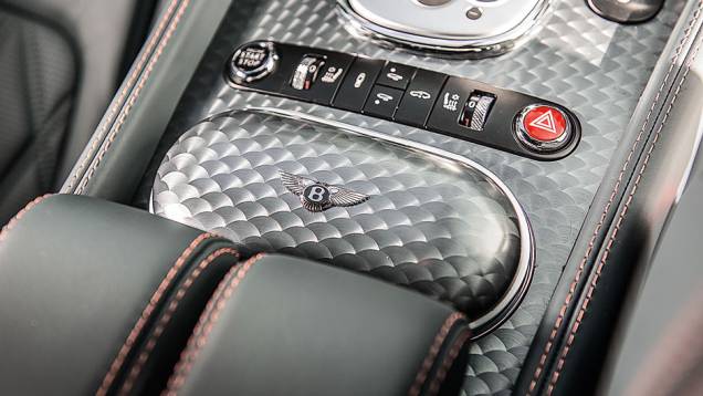 Acabamento de alumínio trabalhado é uma das várias opções de personalização | <a href="https://preprod.quatrorodas.abril.com.br/carros/impressoes/bentley-continental-gt-speed-725615.shtml" rel="migration">Leia mais</a> Acabamento de alumínio trabalhado é uma das várias opções de personalização | <a href="https://preprod.quatrorodas.abril.com.br/carros/impressoes/bentley-continental-gt-speed-725615.shtml" rel="migration">Leia mais</a>
