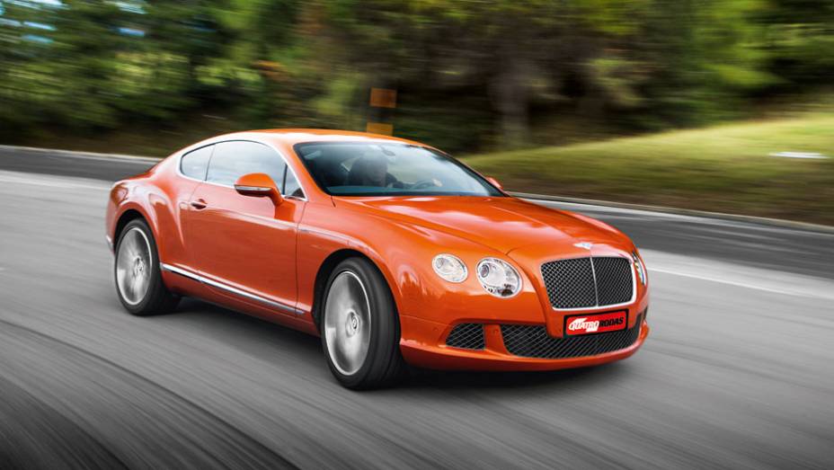 O cupê de duas portas abusa nas medidas: comprimento de 4,81 metros e mais de 2,3 toneladas de peso total | <a href="https://preprod.quatrorodas.abril.com.br/carros/impressoes/bentley-continental-gt-speed-725615.shtml" rel="migration">Leia mais</a>