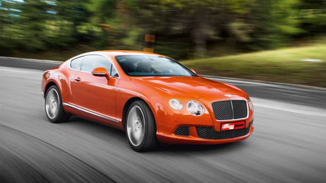 O cupê de duas portas abusa nas medidas: comprimento de 4,81 metros e mais de 2,3 toneladas de peso total | <a href="https://preprod.quatrorodas.abril.com.br/carros/impressoes/bentley-continental-gt-speed-725615.shtml" rel="migration">Leia mais</a> O cupê de duas portas abusa nas medidas: comprimento de 4,81 metros e mais de 2,3 toneladas de peso total | <a href="https://preprod.quatrorodas.abril.com.br/carros/impressoes/bentley-continental-gt-speed-725615.shtml" rel="migration">Leia mais</a>
