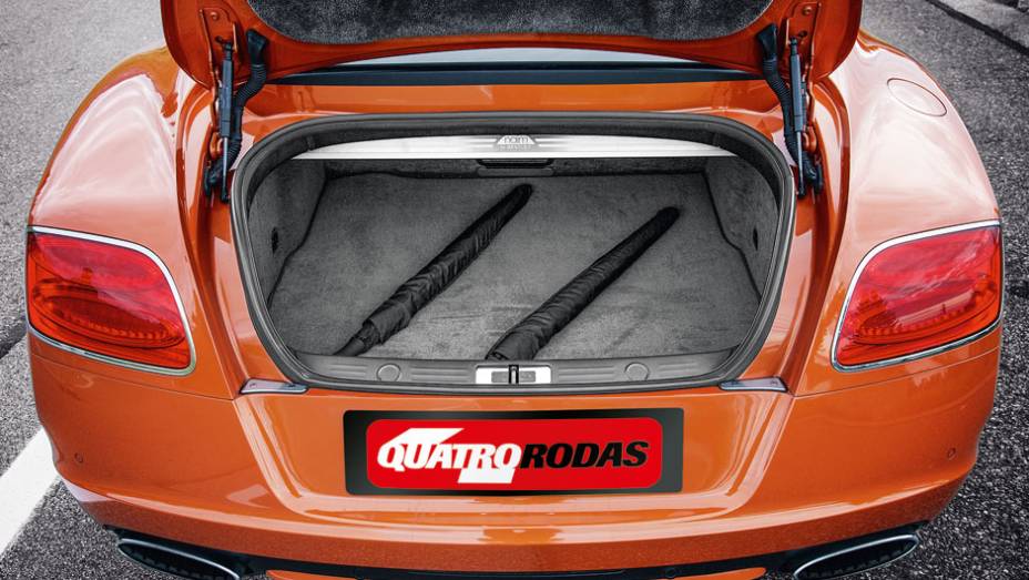 Abertura apertada do porta-malas, que tem capacidade de hatch médio: 358 litros | <a href="https://preprod.quatrorodas.abril.com.br/carros/impressoes/bentley-continental-gt-speed-725615.shtml" rel="migration">Leia mais</a>