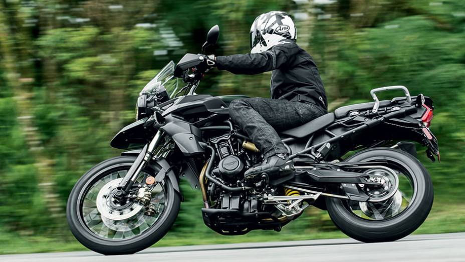 Visual puxado da BMW e estabilidade ainda melhor | <a href="https://preprod.quatrorodas.abril.com.br/moto/testes/bmw-f-800-gs-x-triumph-tiger-800-xc-741460.shtml" rel="migration">Leia mais</a>