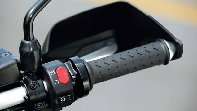 Punho convencional e protetor de mão na XC | <a href="https://preprod.quatrorodas.abril.com.br/moto/testes/bmw-f-800-gs-x-triumph-tiger-800-xc-741460.shtml" rel="migration">Leia mais</a> Punho convencional e protetor de mão na XC | <a href="https://preprod.quatrorodas.abril.com.br/moto/testes/bmw-f-800-gs-x-triumph-tiger-800-xc-741460.shtml" rel="migration">Leia mais</a>