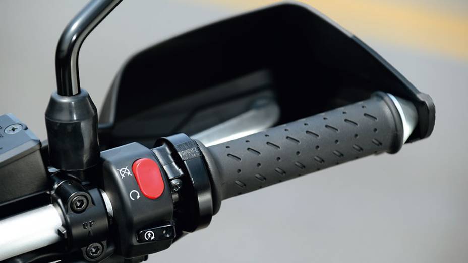 Punho convencional e protetor de m&atilde;o na XC | <a href="https://preprod.quatrorodas.abril.com.br/moto/testes/bmw-f-800-gs-x-triumph-tiger-800-xc-741460.shtml" rel="migration">Leia mais</a>