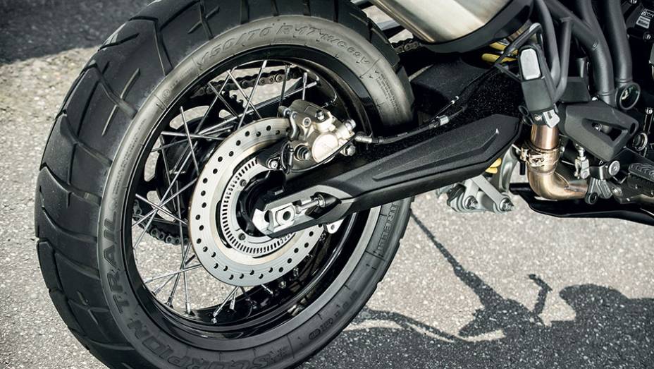 ABS da Tiger tem melhor sensibilidade ao p&eacute; | <a href="https://preprod.quatrorodas.abril.com.br/moto/testes/bmw-f-800-gs-x-triumph-tiger-800-xc-741460.shtml" rel="migration">Leia mais</a>