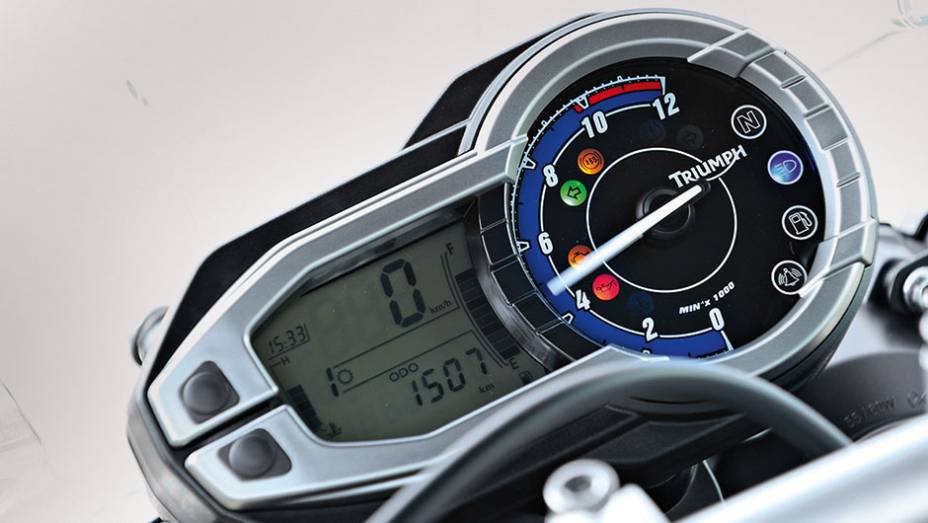 Painel mais simples na Tiger, com o velocímetro incorporado ao LCD | <a href="https://preprod.quatrorodas.abril.com.br/moto/testes/bmw-f-800-gs-x-triumph-tiger-800-xc-741460.shtml" rel="migration">Leia mais</a>