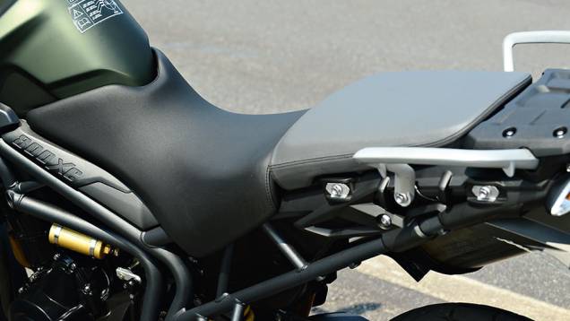 Banco bipartido, mais largo e confortável na Triumph | <a href="https://preprod.quatrorodas.abril.com.br/moto/testes/bmw-f-800-gs-x-triumph-tiger-800-xc-741460.shtml" rel="migration">Leia mais</a> Banco bipartido, mais largo e confortável na Triumph | <a href="https://preprod.quatrorodas.abril.com.br/moto/testes/bmw-f-800-gs-x-triumph-tiger-800-xc-741460.shtml" rel="migration">Leia mais</a>