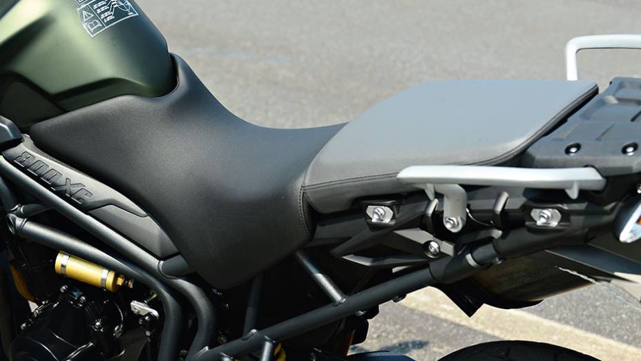 Banco bipartido, mais largo e confort&aacute;vel na Triumph | <a href="https://preprod.quatrorodas.abril.com.br/moto/testes/bmw-f-800-gs-x-triumph-tiger-800-xc-741460.shtml" rel="migration">Leia mais</a>