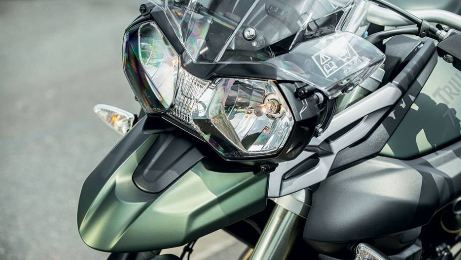 Vincos na bolha e no para-lama fixo, inspirados na rival | <a href="https://preprod.quatrorodas.abril.com.br/moto/testes/bmw-f-800-gs-x-triumph-tiger-800-xc-741460.shtml" rel="migration">Leia mais</a>