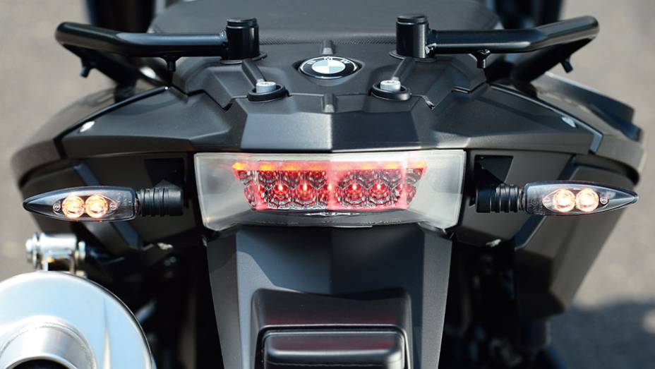 Leds, alças e bagageiro na traseira da BMW | <a href="https://preprod.quatrorodas.abril.com.br/moto/testes/bmw-f-800-gs-x-triumph-tiger-800-xc-741460.shtml" rel="migration">Leia mais</a>