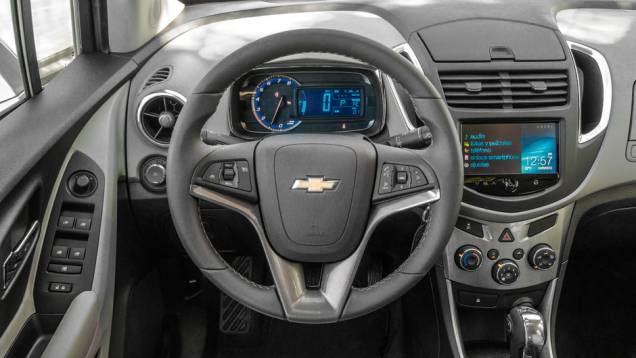 O volante é de Cruze, a instrumentação analógico-digital remete à do Cobalt e a parte central do painel lembra a do EcoSport | <a href="https://preprod.quatrorodas.abril.com.br/carros/impressoes/chevrolet-trax-725231.shtml" rel="migration">Leia mais</a> O volante é de Cruze, a instrumentação analógico-digital remete à do Cobalt e a parte central do painel lembra a do EcoSport | <a href="https://preprod.quatrorodas.abril.com.br/carros/impressoes/chevrolet-trax-725231.shtml" rel="migration">Leia mais</a>