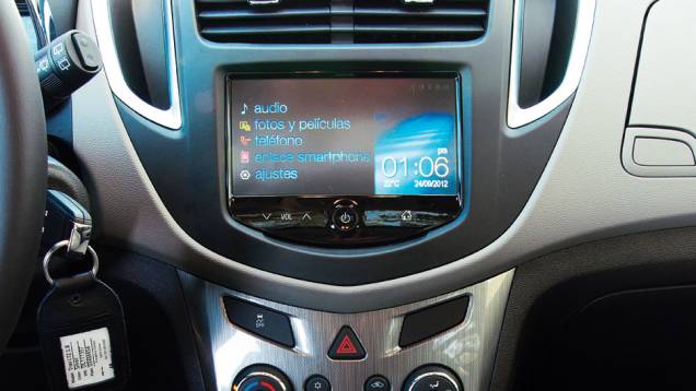Tela digital de série no painel central | <a href="https://preprod.quatrorodas.abril.com.br/carros/impressoes/chevrolet-trax-725231.shtml" rel="migration">Leia mais</a> Tela digital de série no painel central | <a href="https://preprod.quatrorodas.abril.com.br/carros/impressoes/chevrolet-trax-725231.shtml" rel="migration">Leia mais</a>