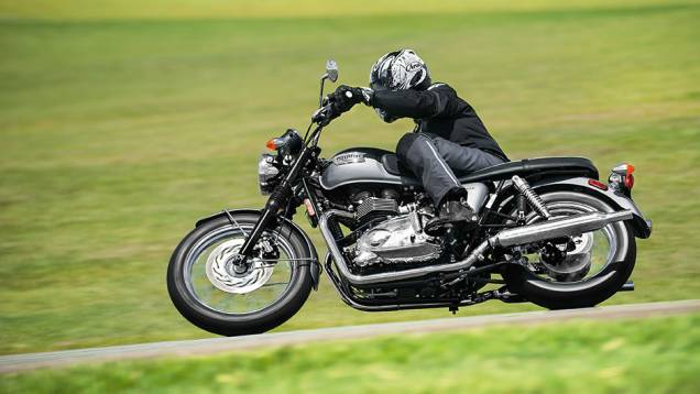 Estilo e alto desempenho em curvas na pista | <a href="https://preprod.quatrorodas.abril.com.br/moto/testes/triumph-bonneville-t100-741213.shtml" rel="migration">Leia mais</a> Estilo e alto desempenho em curvas na pista | <a href="https://preprod.quatrorodas.abril.com.br/moto/testes/triumph-bonneville-t100-741213.shtml" rel="migration">Leia mais</a>