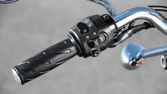 Comandos simples, mas bem-acabados | <a href="https://preprod.quatrorodas.abril.com.br/moto/testes/triumph-bonneville-t100-741213.shtml" rel="migration">Leia mais</a> Comandos simples, mas bem-acabados | <a href="https://preprod.quatrorodas.abril.com.br/moto/testes/triumph-bonneville-t100-741213.shtml" rel="migration">Leia mais</a>