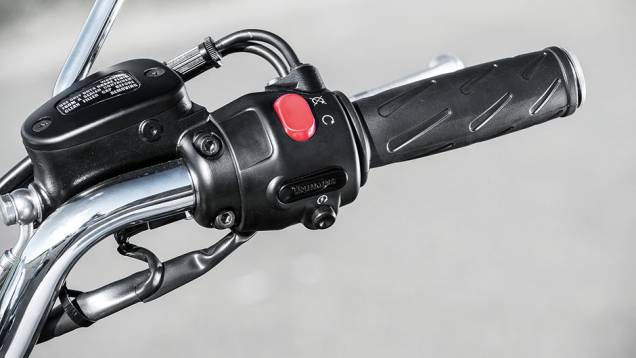 Comandos simples, mas bem-acabados | <a href="https://preprod.quatrorodas.abril.com.br/moto/testes/triumph-bonneville-t100-741213.shtml" rel="migration">Leia mais</a> Comandos simples, mas bem-acabados | <a href="https://preprod.quatrorodas.abril.com.br/moto/testes/triumph-bonneville-t100-741213.shtml" rel="migration">Leia mais</a>