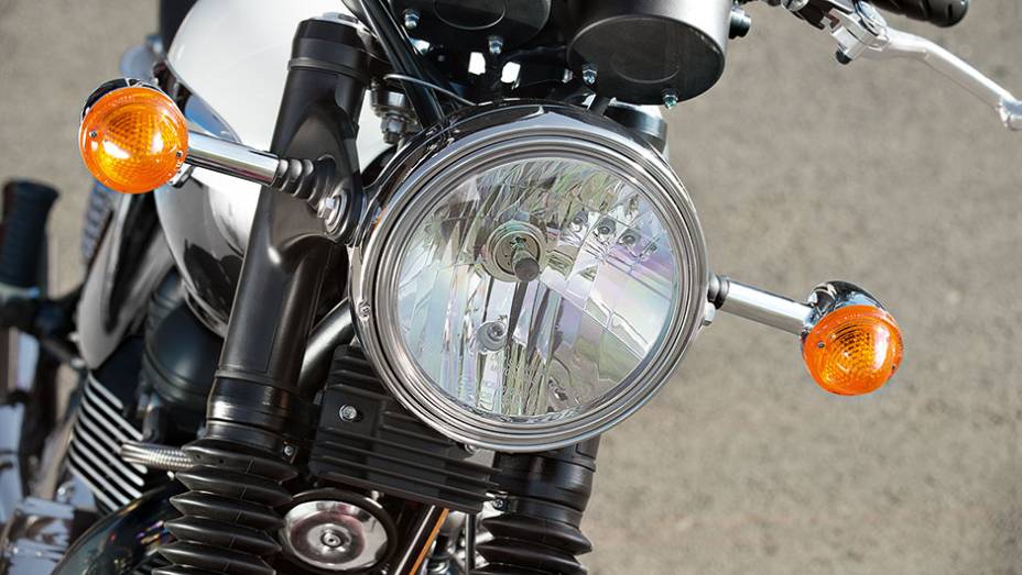 Farol redondo e capas sanfonadas no garfo | <a href="https://preprod.quatrorodas.abril.com.br/moto/testes/triumph-bonneville-t100-741213.shtml" rel="migration">Leia mais</a>