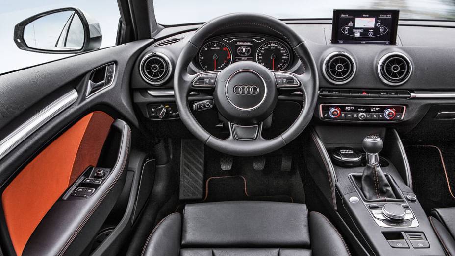 O A3 está entre os mais bem-acabados de seu segmento. No console central, o grande botão giratório que controla o MMI | <a href="https://preprod.quatrorodas.abril.com.br/carros/impressoes/audi-a3-sportback-729774.shtml" rel="migration">Leia mais</a>