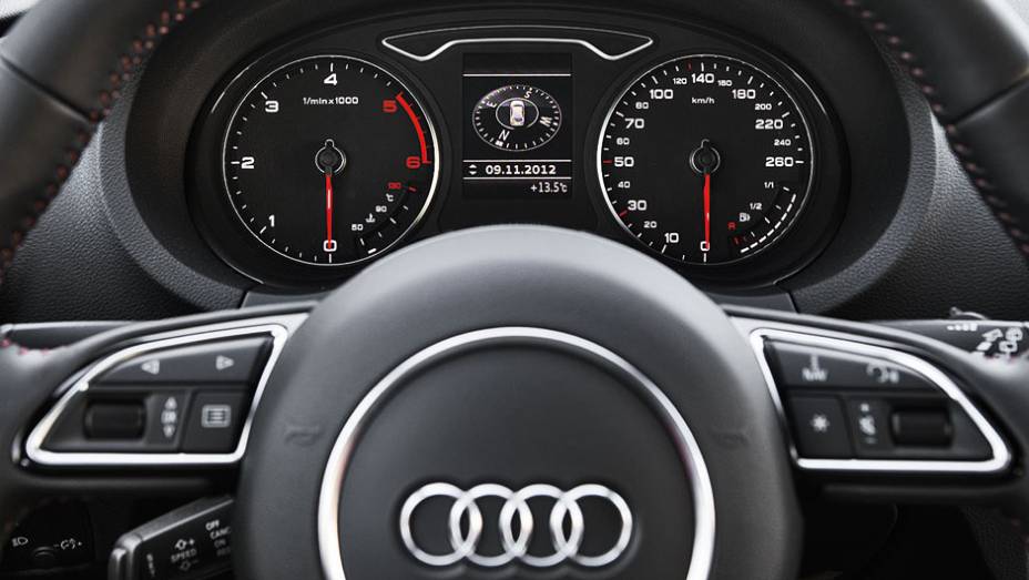 Instrumentos têm design tradicional, mas excelente leitura | <a href="https://preprod.quatrorodas.abril.com.br/carros/impressoes/audi-a3-sportback-729774.shtml" rel="migration">Leia mais</a>