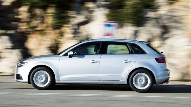O perfil do novo Sportback ficou ainda mais perto do de uma perua | <a href="https://preprod.quatrorodas.abril.com.br/carros/impressoes/audi-a3-sportback-729774.shtml" rel="migration">Leia mais</a> O perfil do novo Sportback ficou ainda mais perto do de uma perua | <a href="https://preprod.quatrorodas.abril.com.br/carros/impressoes/audi-a3-sportback-729774.shtml" rel="migration">Leia mais</a>