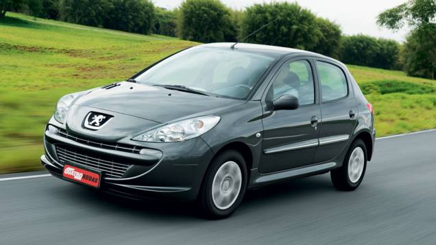 O 207 mantém as linhas que abalaram Paris | <a href="https://preprod.quatrorodas.abril.com.br/carros/comparativos/hatches-compactos-729449.shtml" rel="migration">Leia mais</a> O 207 mantém as linhas que abalaram Paris | <a href="https://preprod.quatrorodas.abril.com.br/carros/comparativos/hatches-compactos-729449.shtml" rel="migration">Leia mais</a>