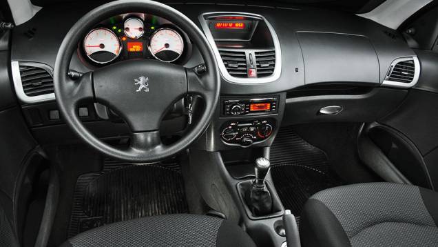 Na reestilização, o painel do nosso 207 foi inspirado no modelo europeu | <a href="https://preprod.quatrorodas.abril.com.br/carros/comparativos/hatches-compactos-729449.shtml" rel="migration">Leia mais</a> Na reestilização, o painel do nosso 207 foi inspirado no modelo europeu | <a href="https://preprod.quatrorodas.abril.com.br/carros/comparativos/hatches-compactos-729449.shtml" rel="migration">Leia mais</a>