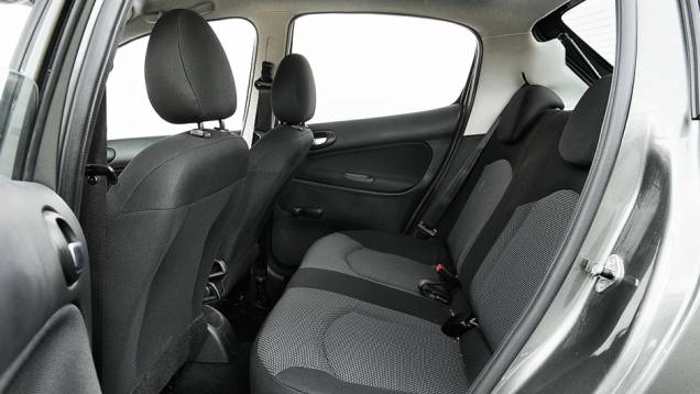 ...novos revestimentos | <a href="https://preprod.quatrorodas.abril.com.br/carros/comparativos/hatches-compactos-729449.shtml" rel="migration">Leia mais</a> ...novos revestimentos | <a href="https://preprod.quatrorodas.abril.com.br/carros/comparativos/hatches-compactos-729449.shtml" rel="migration">Leia mais</a>
