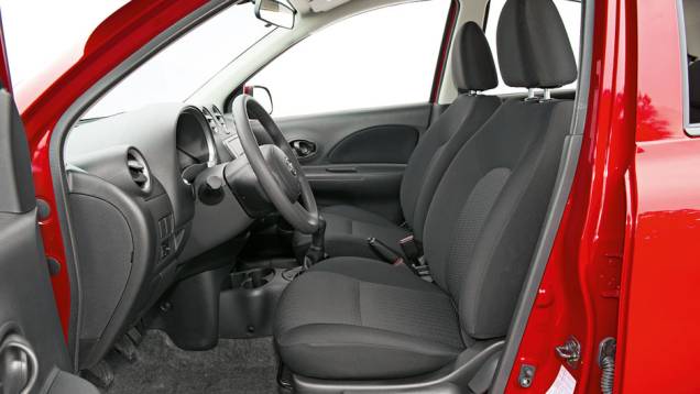 Banco do motorista tem ajuste de altura | <a href="https://preprod.quatrorodas.abril.com.br/carros/comparativos/hatches-compactos-729449.shtml" rel="migration">Leia mais</a> Banco do motorista tem ajuste de altura | <a href="https://preprod.quatrorodas.abril.com.br/carros/comparativos/hatches-compactos-729449.shtml" rel="migration">Leia mais</a>